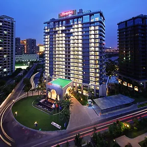 Hampton By Hilton Bay Отель